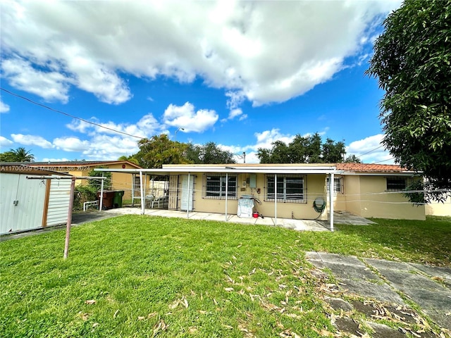 view of front of house with a shed and a front lawn