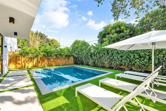 view of pool featuring a yard