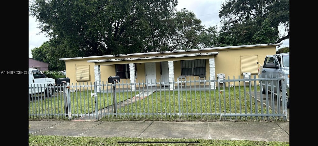 view of front of house featuring a front yard