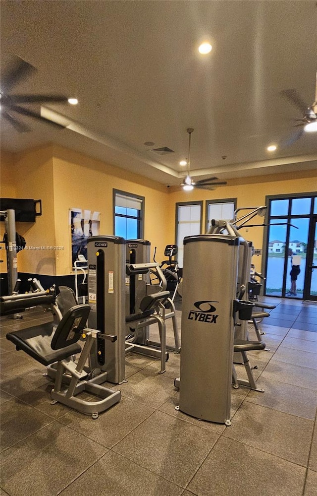 exercise room featuring ceiling fan