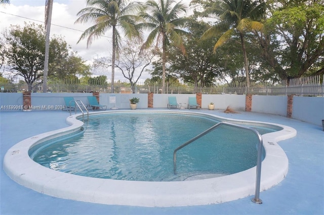 view of swimming pool