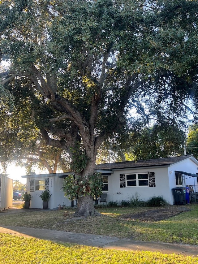 view of front of home with a front lawn