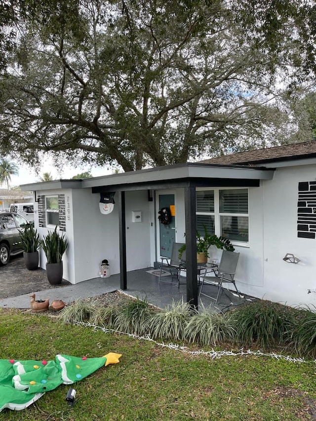 single story home featuring a porch