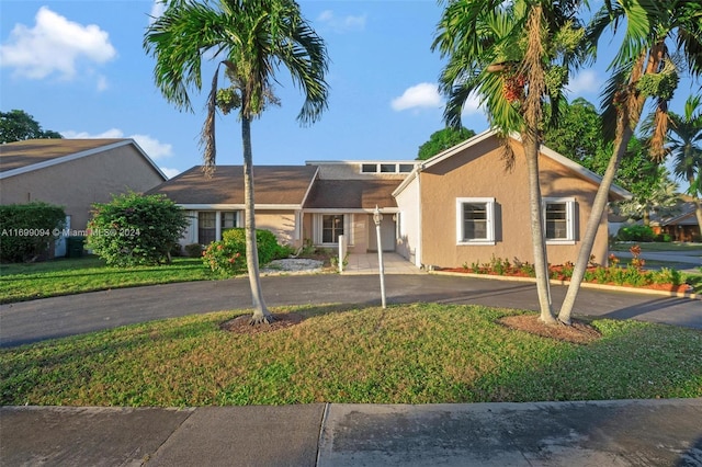 view of front of home featuring a front yard