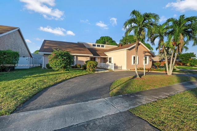 view of front of home featuring a front yard