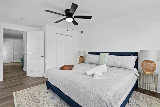 bedroom with hardwood / wood-style flooring, a closet, and ceiling fan