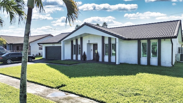 view of front facade featuring a front yard and a garage