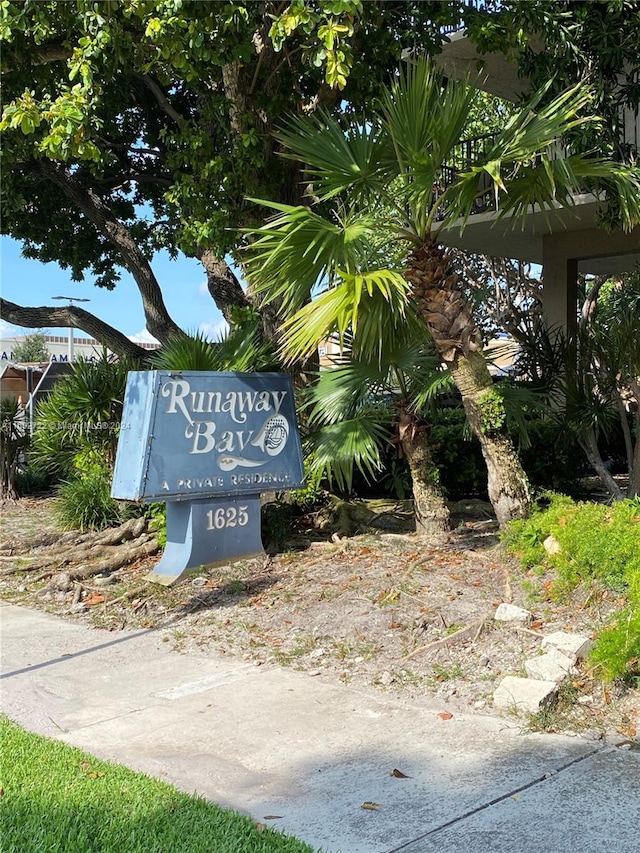 view of community / neighborhood sign