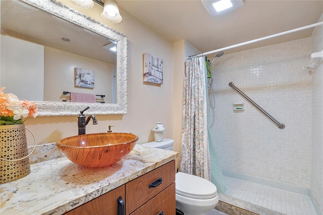 bathroom with a shower with shower curtain, vanity, and toilet