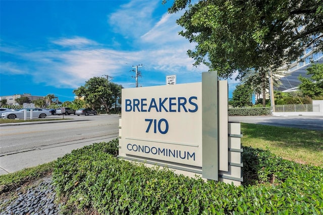 view of community / neighborhood sign