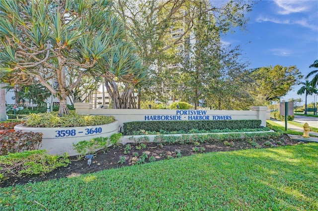 community / neighborhood sign featuring a lawn