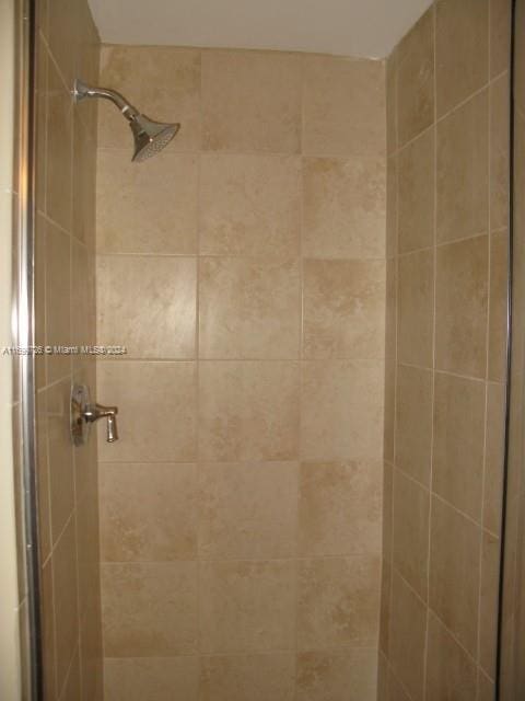 bathroom featuring a tile shower