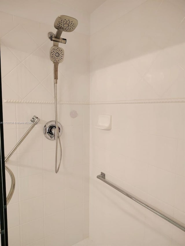 bathroom featuring a tile shower