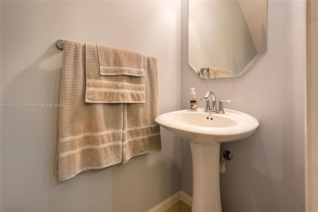 bathroom featuring sink