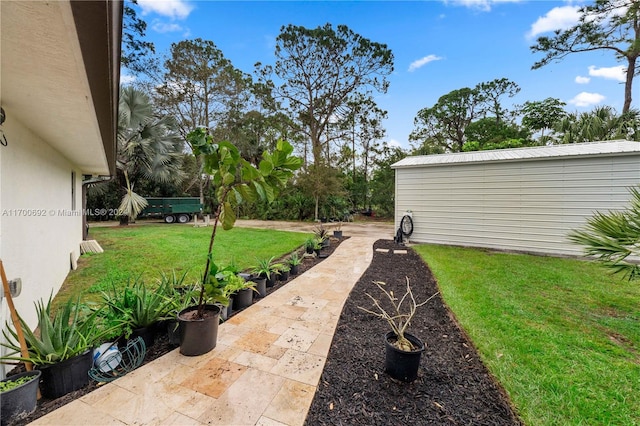 view of yard with an outbuilding