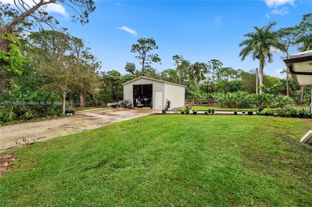 view of yard featuring an outdoor structure