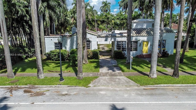 view of front of property with a front lawn