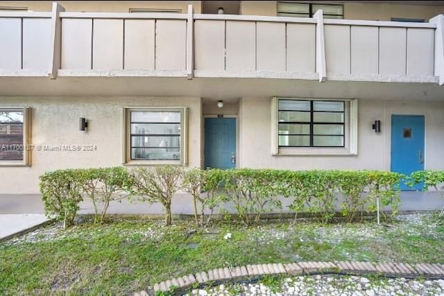 property entrance featuring a balcony