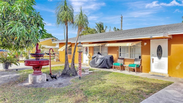 view of front facade featuring a front yard