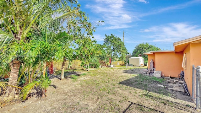 view of yard featuring a storage unit