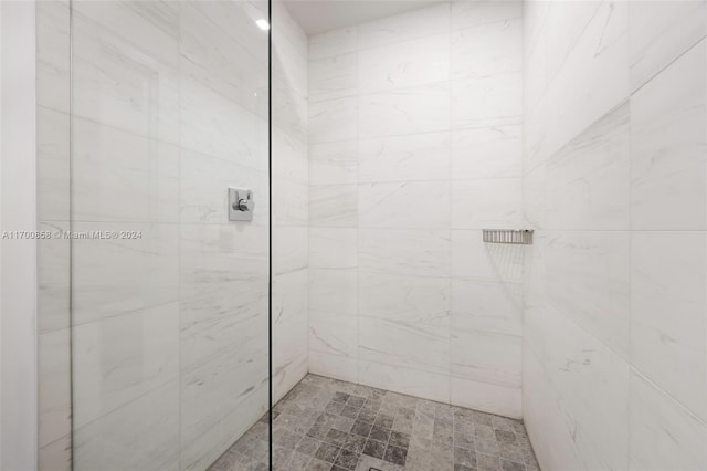 bathroom featuring a tile shower