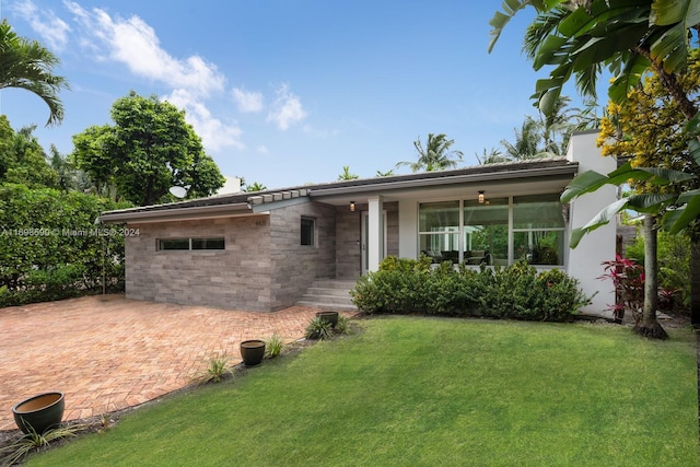 ranch-style home featuring a front yard