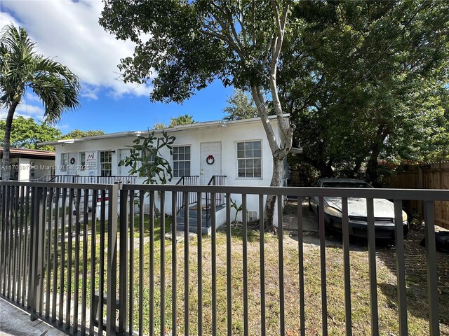 view of front of house featuring a front lawn