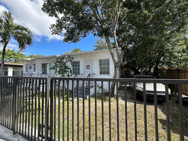 view of front of property featuring a fenced front yard