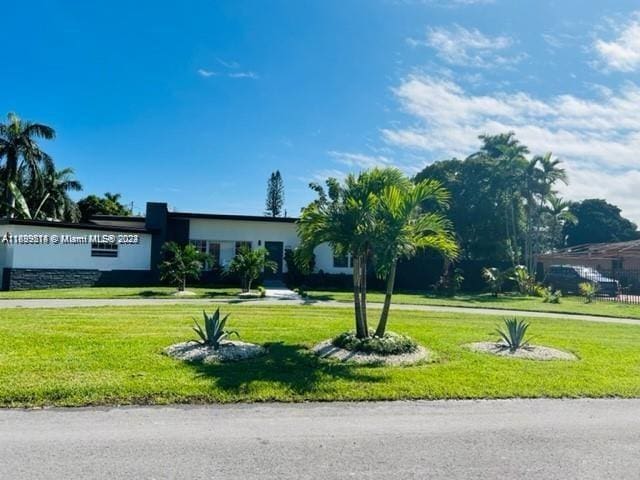 view of front of property featuring a front lawn