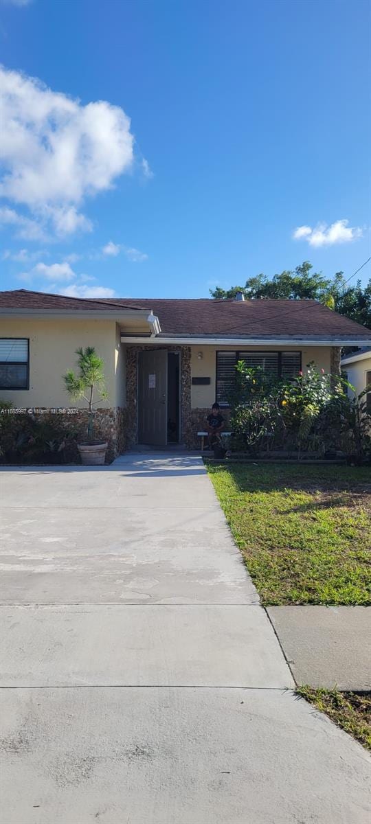 view of front of home with a front yard