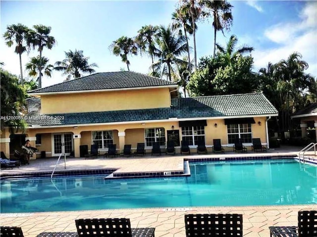 view of swimming pool featuring a patio