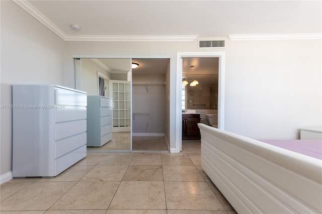 bathroom featuring a notable chandelier and ornamental molding