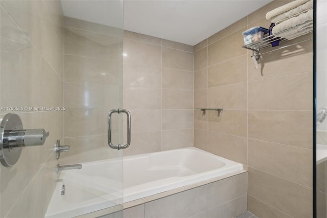 bathroom with tiled shower / bath