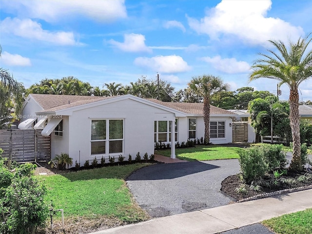 view of front of property with a front yard