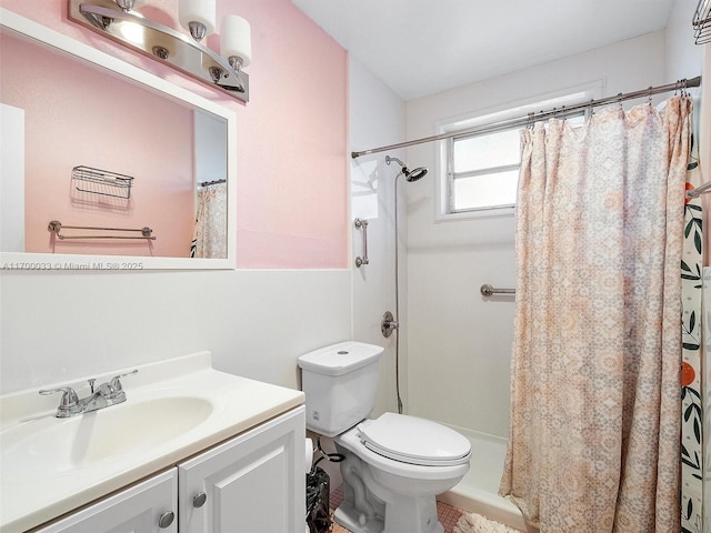 full bathroom with toilet, curtained shower, and vanity