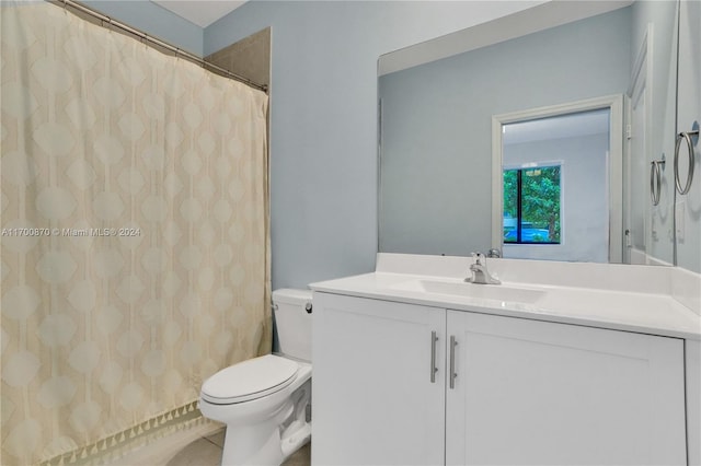 bathroom featuring curtained shower, vanity, and toilet