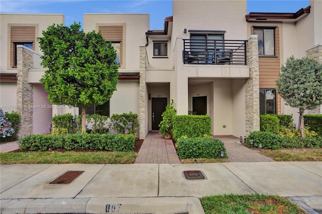 887 NE 211th St Unit 887, Miami, FL 33179 - view of front facade featuring a balcony and stucco siding