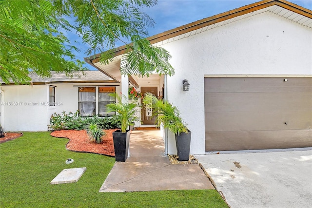 view of front of property featuring a front yard and a garage