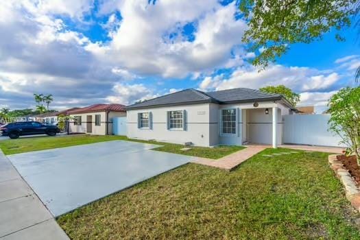 single story home featuring a front yard