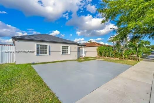 view of front of property with a front yard