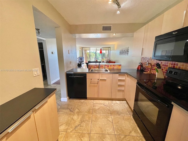 kitchen with kitchen peninsula, backsplash, a textured ceiling, sink, and black appliances