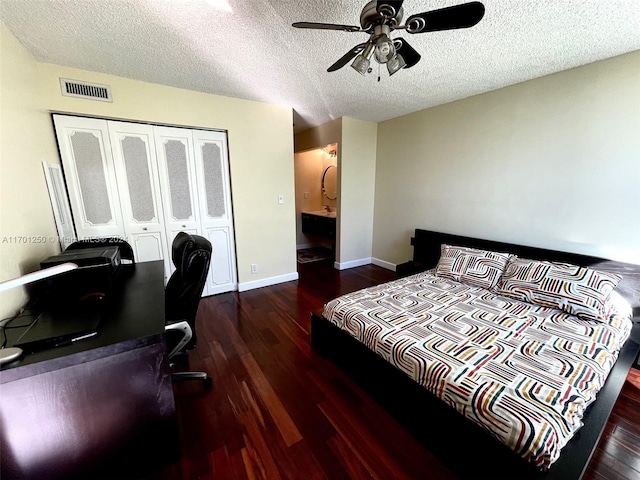 bedroom featuring a textured ceiling, ceiling fan, dark wood-type flooring, and a closet