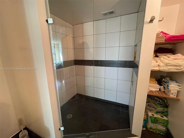 bathroom featuring a tile shower