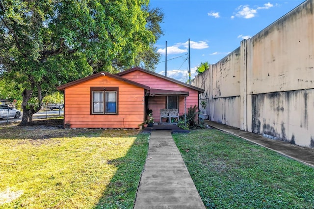 view of front facade with a front lawn