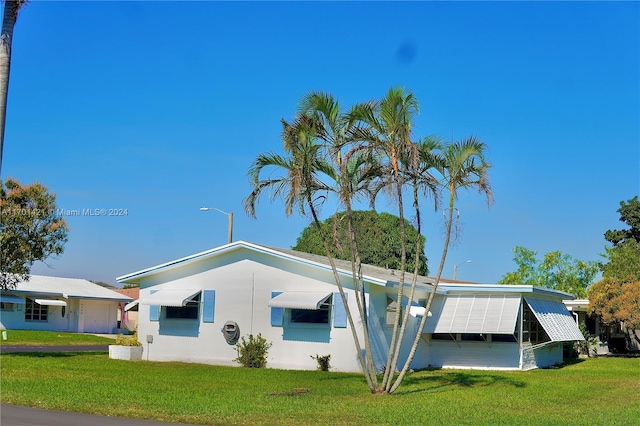 view of front of property featuring a front lawn