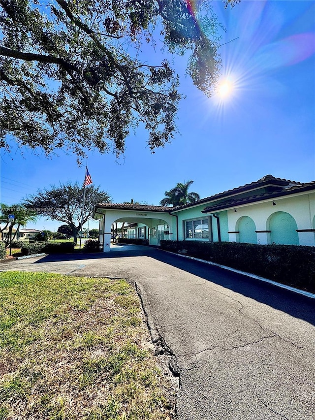 view of front facade featuring a carport