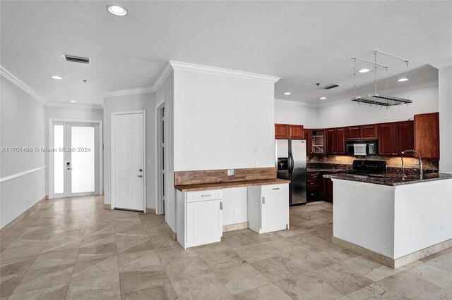 kitchen with sink, tasteful backsplash, a textured ceiling, black appliances, and ornamental molding