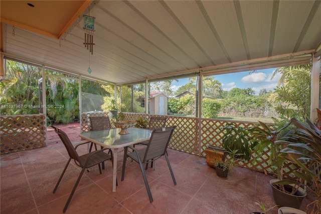 sunroom with lofted ceiling