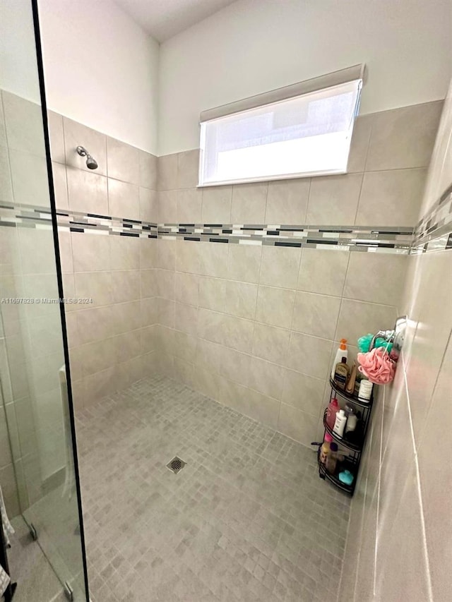 bathroom featuring tiled shower