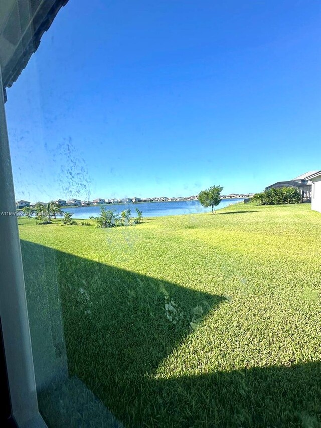 view of yard featuring a water view